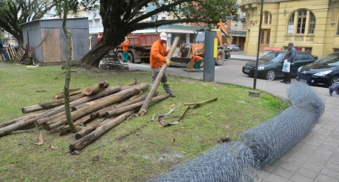 Prefeitura remove telas da praça Coronel Pedro Osório