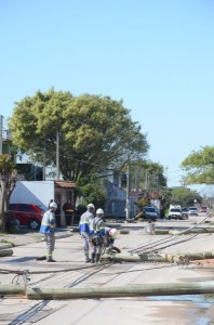 Companhia Estadual de Energia Elétrica (CEEE), confirmava, pela manhã, o registro da queda de postes e de um transformador na rua Carlos Gotuzzo Giacoboni, no Fragata