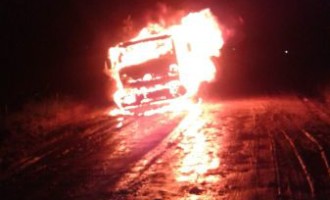 VANDALISMO : Caminhão do lixo é alvo de incêndio
