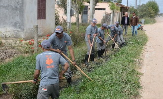 Detentos do regime semiaberto ajudam na limpeza de valetas