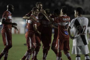 CRB comemora gol de Zé Carlos e aumenta pressão sobre o Vasco