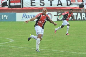 Jael marcou o gol do Joinville, que tomou a virada diante do CRB