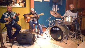 Julinho do Cavaco, Douglas Silveira e Gilnei Amorim tocam semanalmente no PUB 372
