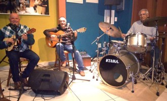 TERÇA COM MÚSICA : Trio DaKasa toca no Mercado