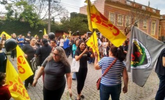 Professores protestam contra parcelamento