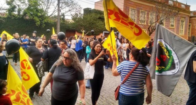 Professores protestam contra parcelamento