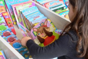 COLEÇÕES infantis fazem a alegria das crianças que visitam o espaço literário 