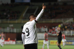 Elias foi personagem na última partida do Brasil: fez gol em Joinville e saiu machucado – será que está recuperado?  Foto: Carlos Insaurriaga/Assessoria GEB 