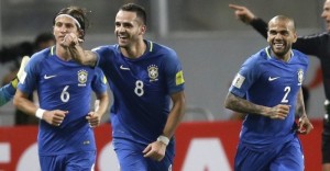 Filipe Luís, Renato Augusto e Daniel Alves: Brasil conquista sexta vitória seguida nas Eliminatórias: vaga próxima
