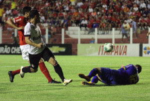 Belusso teve essa chance, mas desperdiçou: sonha com primeiro gol Foto: Carlos Insaurriaga/Assessoria GEB  