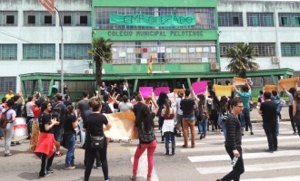 EDUCAÇÃO : Colégio Pelotense retoma aulas e alunos farão manifestação na rua