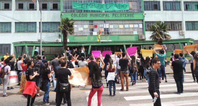 EDUCAÇÃO : Colégio Pelotense retoma aulas e alunos farão manifestação na rua