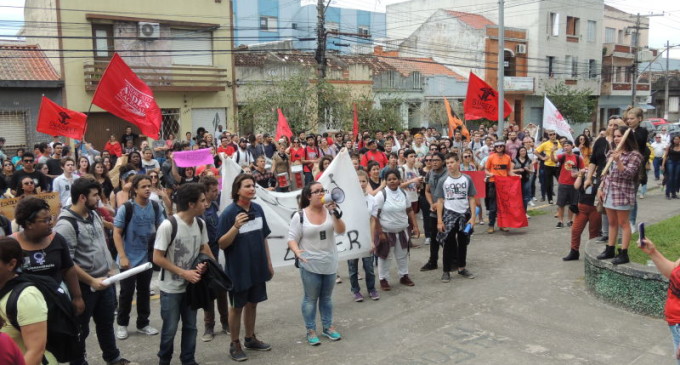 Alunos do IFSul expressam apoio à “Ocupação” do Pelotense