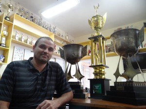 PROFESSOR Vinícius Costa exibe troféus antigos e o atual dos Jimp 