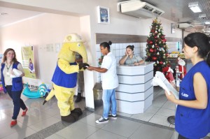 MASCOTE (Tamanduá-mirim) atua na distribuição de sacolinhas de lixo para carros