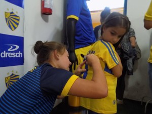 Andressinha autografa camisa de fã na visita ao Pelotas