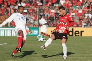 Meio-campista leva lembrança da torcida e deixa saudade aos xavantes