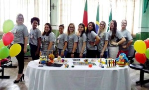 Coordenadora Patrícia Fassbender e equipe com alunas das turmas 23E e 32A 