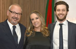 PROFESSOR e advogado Samuel Chapper, com a esposa Ângela e o filho Alexei, que também é advogado