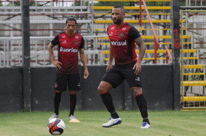 Rodrigo Silva (com a bola) e Lenílson são atrações no grupo do Brasil e devem participar do primeiro amistoso Foto: Carlos Insaurriaga/Assessoria GEB  