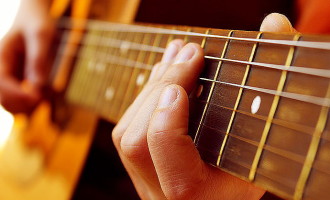 Projeto Conexão Azul oferece aulas gratuitas de violão