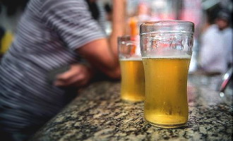 Você bebe demais? Guia alerta sobre consumo precoce de bebidas alcoólicas entre jovens