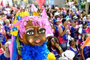 Banda usa “bonecas de Olinda” como mascotes