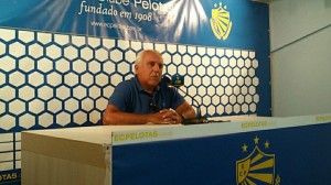 Aleixo confirma acerto com lateral-esquerdo que está disputando Gauchão: duas vagas seguem abertas