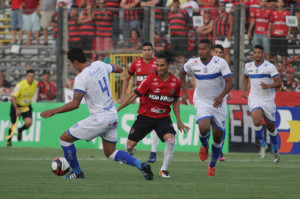 Lenílson (cercado por jogadores do Cruzeiro) saiu cedo de campo no domingo: é dúvida para sexta-feira Foto: Carlos Insaurriaga/Assessoria GEB 