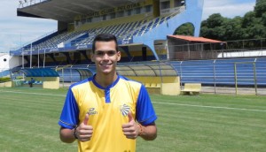 Júlio Santana se apresenta na Boca do Lobo: mais um opção de meio-campo para escolha de Rospide Foto: AI ECP  