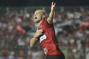 Gustavo Papa comemora mais um gol de cabeça: atacante marcou três vezes nesta semana  Foto: Carlos Insaurriaga/Assessoria GEB 