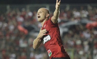 SAIU DO SUFOCO : Vitória vale ingresso no G-8