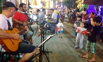 Happy hour com música e brinquedos