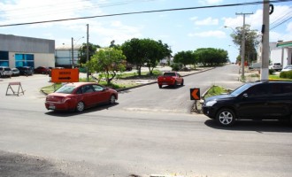 Trânsito em meia pista na avenida Fernando Osório