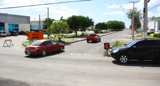 Trânsito em meia pista na avenida Fernando Osório