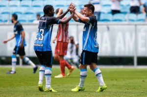 Ramiro comemora com Bolaños: gol de calcanhar e vitória por 1 a 0