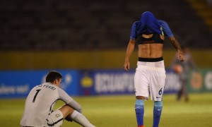 Precisando da vitória para garantir a vaga no Mundial Sub-20, a Seleção Brasileira só empatou com a Colômbia e está fora da principal competição de seleções da categoria. É primeira vez na história em que o Brasil ficou abaixo do quarto lugar no hexagonal final do Sul-Americano, que foi encerrado neste sábado em Quito, no Equador. O título continental foi conquistado pelo Uruguai. O time treinado por Rogério Micale entrou em campo no Olímpico Atahualpa com a necessidade de vencer a Colômbia, porque, no jogo de abertura da rodada, a Argentina fez 2 a 0 na Venezuela. O Brasil fez uma das melhores atuações neste Sul-Americano, mas não conseguiu vazar o goleiro Luís Gárcia. Quando o arqueiro colombiano não pegou, a bola bateu no travessão. E assim o zero a zero permaneceu inalterado no placar.  	O título do Sul-Americano da categoria sub-20 foi conquistado pelo Uruguai, que ganhou a competição pela oitava vez. A grande campanha foi coroada com a vitória de 2 a 1 diante do Equador – jogo encerrado na madrugada deste domingo. O time uruguaio somou 12 pontos nos cinco jogos do hexagonal final, enquanto que o Brasil conquistou apenas metade dessa pontuação.  	As outras três seleções classificadas para o Mundial (os quatro primeiros do Sul-Americano garantiram vaga para ir a Coreia do Sul em maio) são Equador, Venezuela e Argentina – todos com sete pontos.  