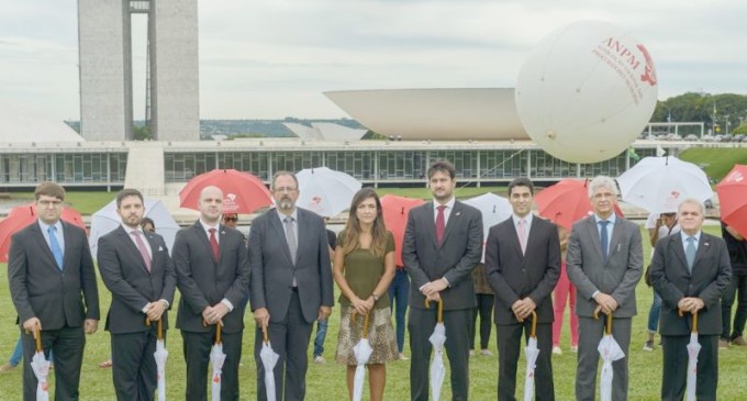 Procuradores Municipais promovem “guarda-chuvaço” no Congresso Nacional