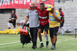 Depois saiu lesionado após entrada forte do zagueiro do São Paulo