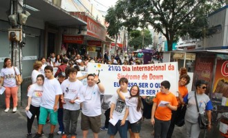 Caminhada abre 4ª Semana sobre Síndrome de Down. Atividade reuniu mais de 70 pessoas no Centro de Pelotas