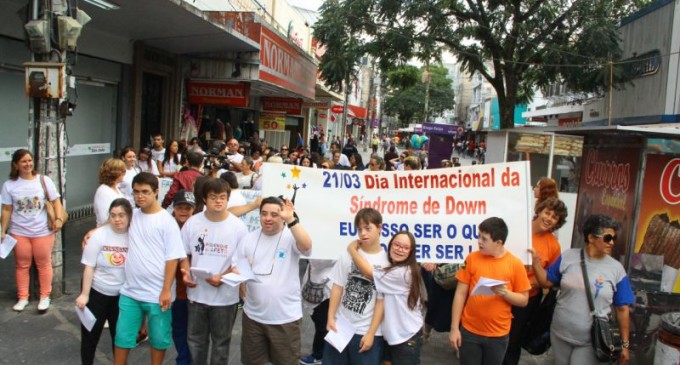 Caminhada abre 4ª Semana sobre Síndrome de Down. Atividade reuniu mais de 70 pessoas no Centro de Pelotas