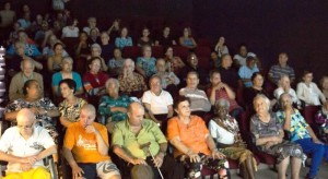 Idosos escolhem o filme que assistirão a cada quinze dias 