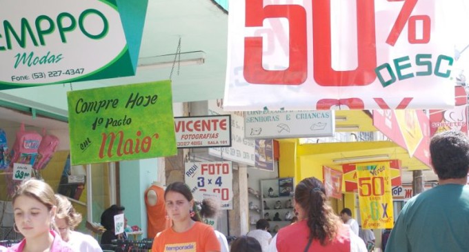 COMÉRCIO : Proprietários devem regularizar placas de publicidade nas fachadas