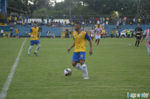 Uélisson Santana teve nova chance no meio-campo do Pelotas Foto: Tiago Winter 