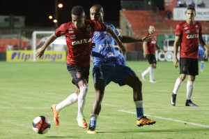 Marcinho tenta passar pelo marcador: Brasil foi muito aplicado, mas a vitória escapou no fim do jogo Foto: Carlos Insaurriaga/Assessoria GEB 