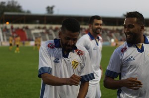 Uélison comemora com Douglas Mineiro: meia fez dois gols na vitória reabilitadora do Pelotas Foto: Assessoria ECP 