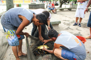 NA semana passada o DIÁRIO DA MANHÃ denunciou a morte de dezenas de peixes no lago da praça que estava muito sujo.