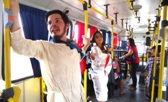 Espetáculo encenado dentro de ônibus