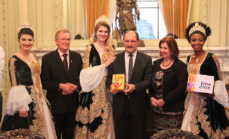 Comitiva da Fenadoce entrega convite ao governador em Porto Alegre