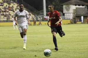 Marcinho conduz Brasil para o atacante contra o Fluminense Foto: Carlos Insaurriaga 